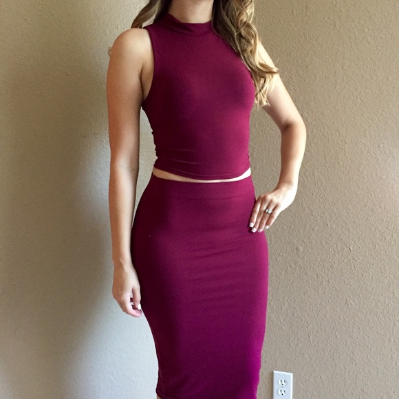 Burgundy Sleeveless Mock Neck Crop Top - Picture 3 of 4