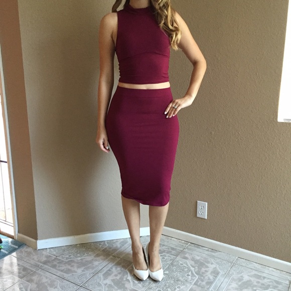 Burgundy Sleeveless Mock Neck Crop Top - Picture 2 of 4