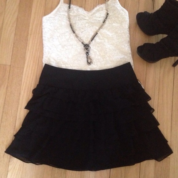 🎉SALE!🎉NWT Express Black Ruffle Skirt - size 2 - Picture 3 of 6