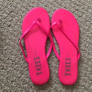 Hot pink tkees