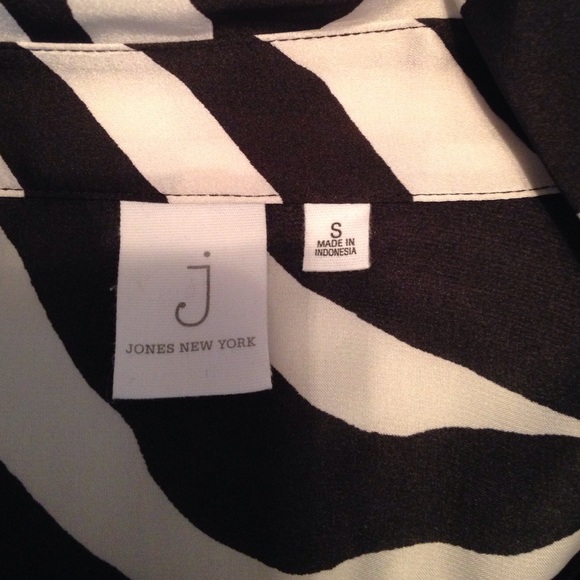 PRICE DROPPED Animal print blouse - Picture 2 of 2