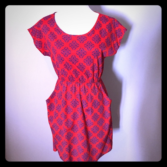 Dresses & Skirts - Red short sleeve dress with cutout back w/pockets