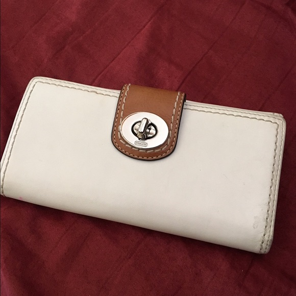 🎉🎉Final Sale 🎉🎉 Authentic Cream Coach Wallet
