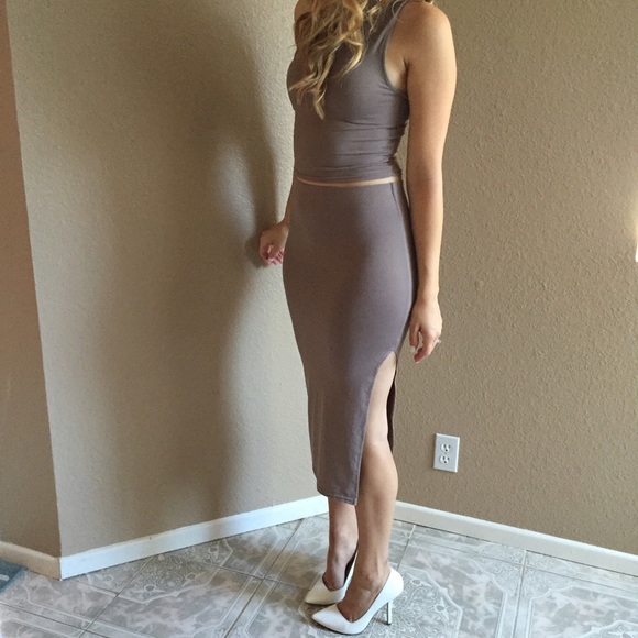 Taupe Mock Neck Sleeveless Crop Top - Picture 3 of 4
