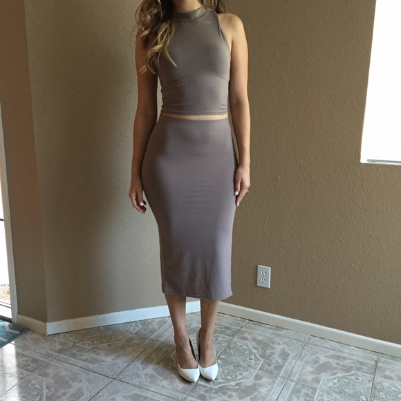 Taupe Mock Neck Sleeveless Crop Top - Picture 4 of 4