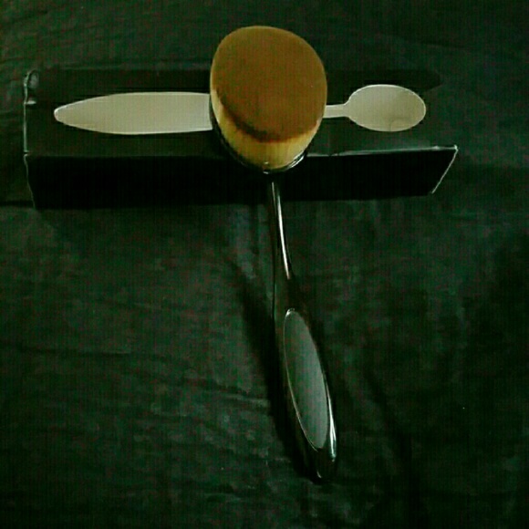 Oval Foundation Brush Med/Lar