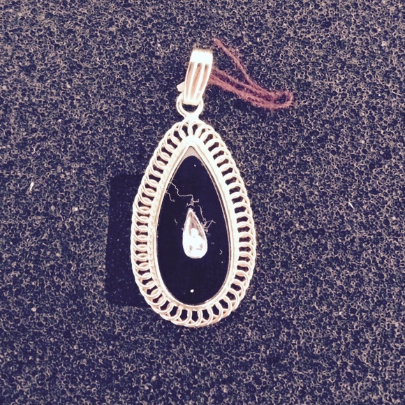 Jewelry - 📢 LAST CALL 💎Beautiful 14K gold oval pendant