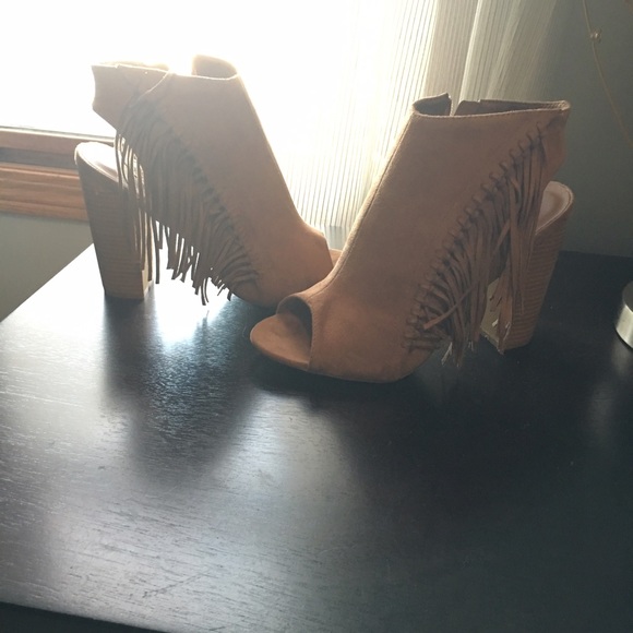 Open toed fringe wedges - Picture 1 of 3