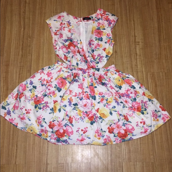 Mini cut out dress - Picture 2 of 2