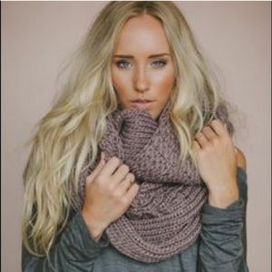 Blanket scarf in taupe.