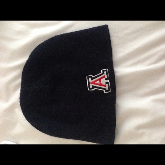 U of a beanie