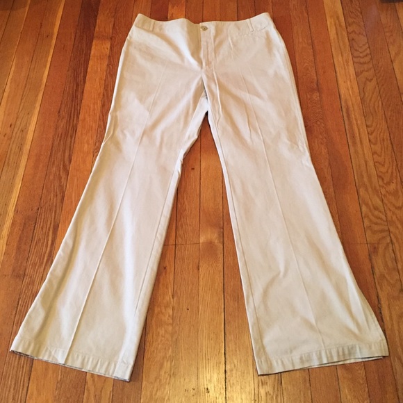 ☀️Summer Clearance☀️NWT Banana Outlet Flare Khakis