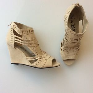 Strappy wedges in beige