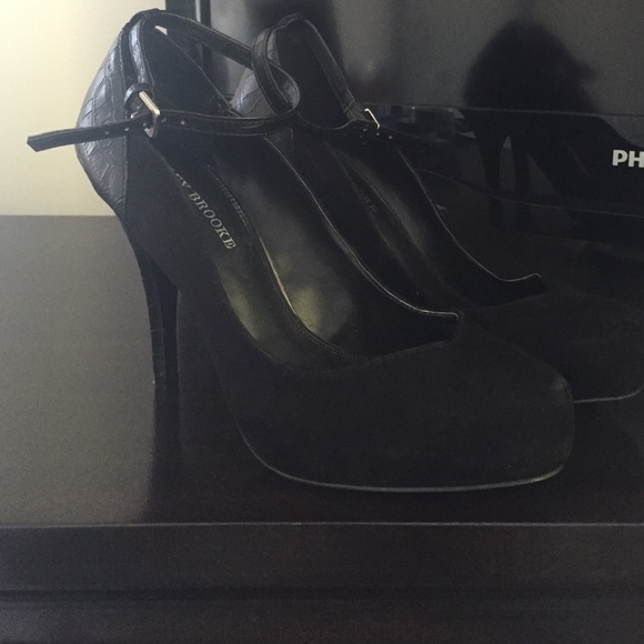 Audrey Brooke pumps. Suede - Picture 1 of 3