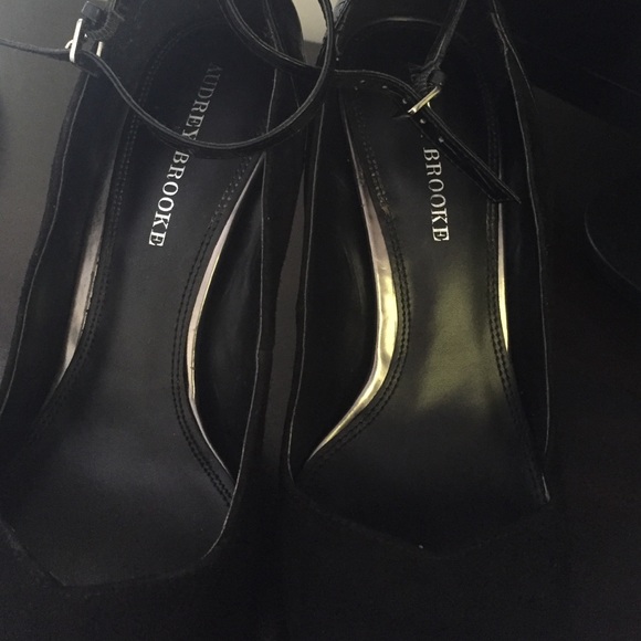 Audrey Brooke pumps. Suede - Picture 3 of 3