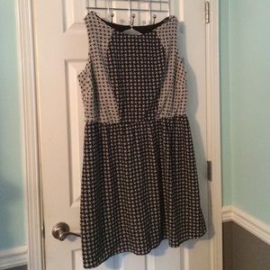 Sleeve less knee length keyhole back dress