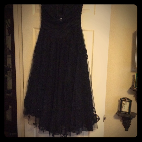 Black lace strapless
