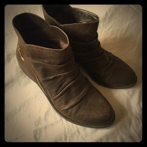 8.5 Fergie brown booties