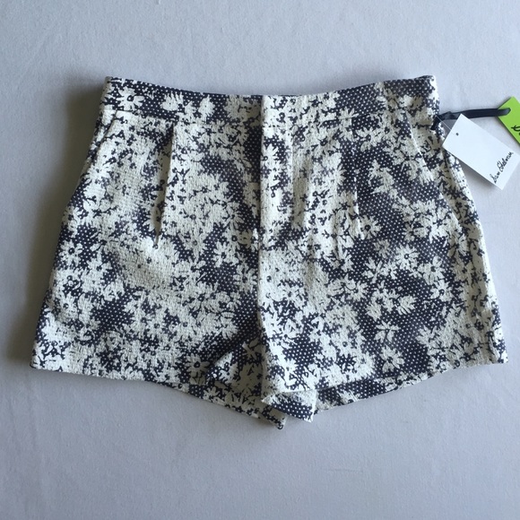 🎈SOLD🎈 🎉HP🎉Sam Edelman Daisy Shorts - Picture 2 of 4