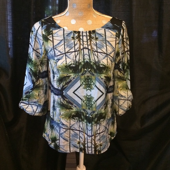 Beautiful palm trees V-neck black top