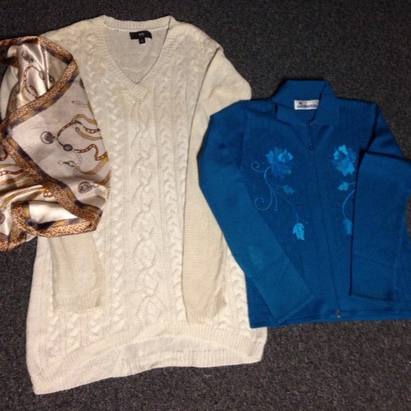 Lot of sweaters size small - Picture 1 of 3