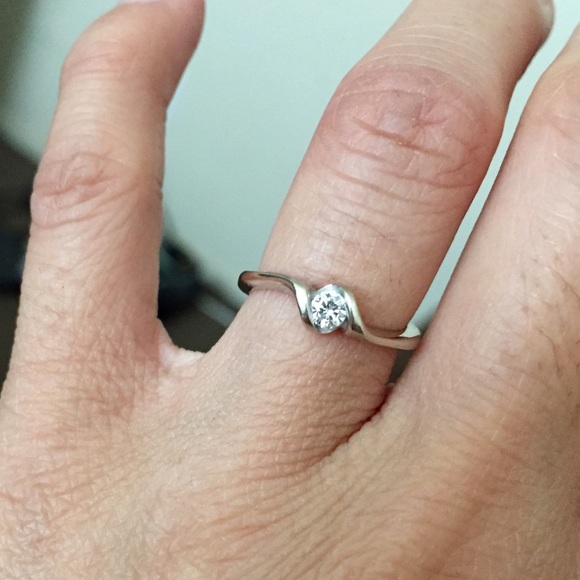 10k diamond ring - Picture 2 of 2