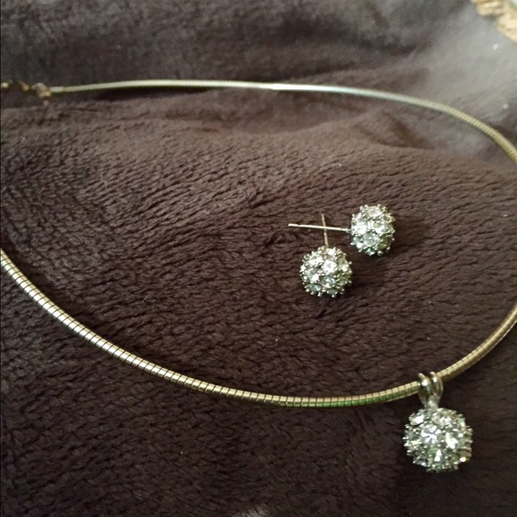 'Diamond ' round Sparkly pendant/matching Earrings - Picture 2 of 2