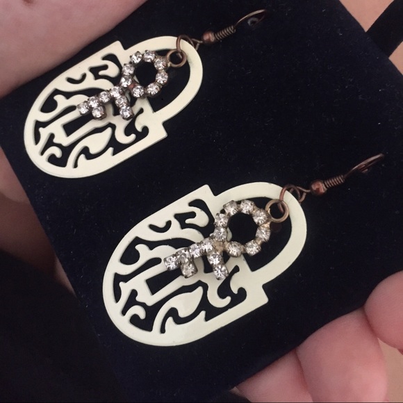 🌸🎀Make a bundle with my Beautiful earrings!