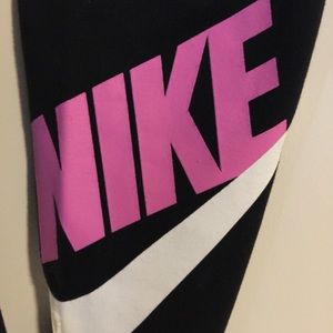 Like new! Nike Pants with Design on Calves!