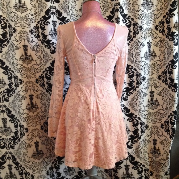 Pink long sleeve Windsor dress - Picture 2 of 4