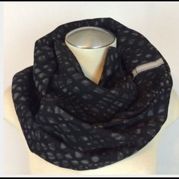 Black Lululemon Vinyasa fleece scarf