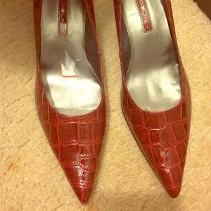 Red pointed shoes size 8.5