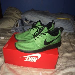 Roshe run poison green Oregon edition
