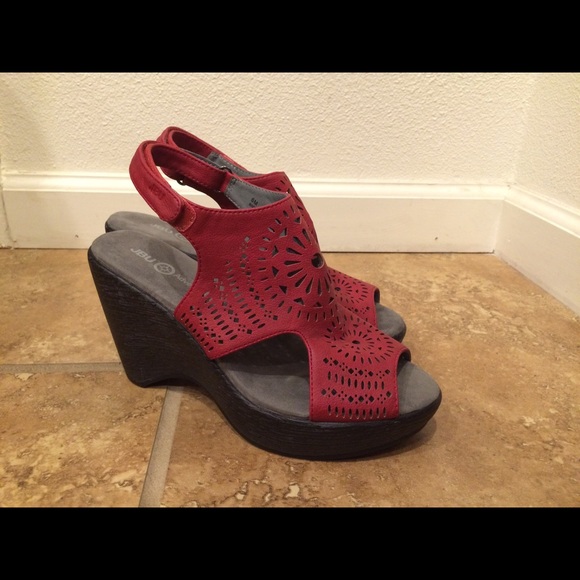 J-41 Jeep Brooklyn wedge shoes color red. Size 6