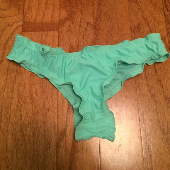Scalloped green scrunched swim bottom