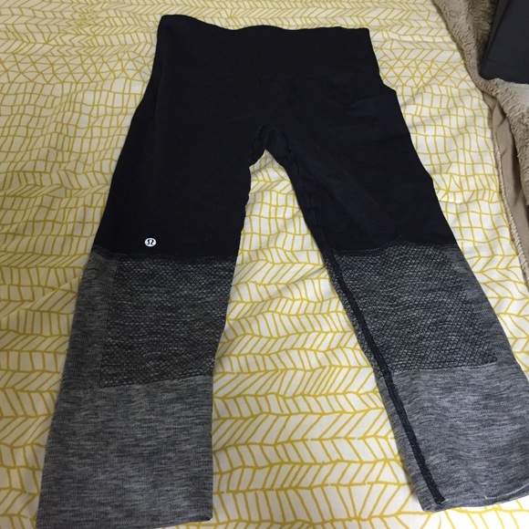 LuLuLemon cropped leggings in grey/black