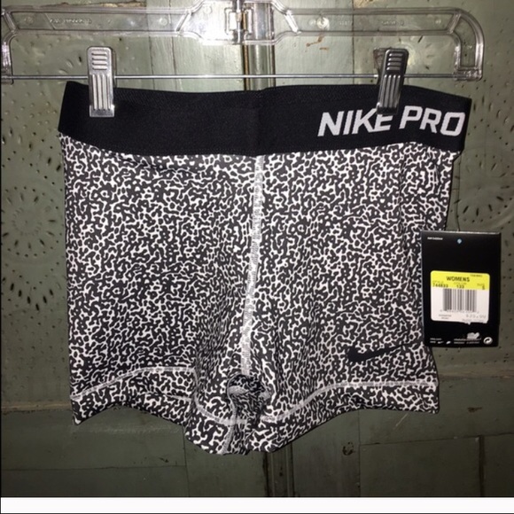 Nike Pants - ⚽️🏀PRICE DROP⚽️🏀NWT NIKE COMPRESSION SHORTS