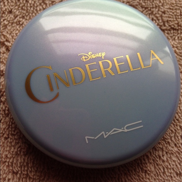 MAC CINDERELLA COUPE 'D CHIC PRESSED POWDER.