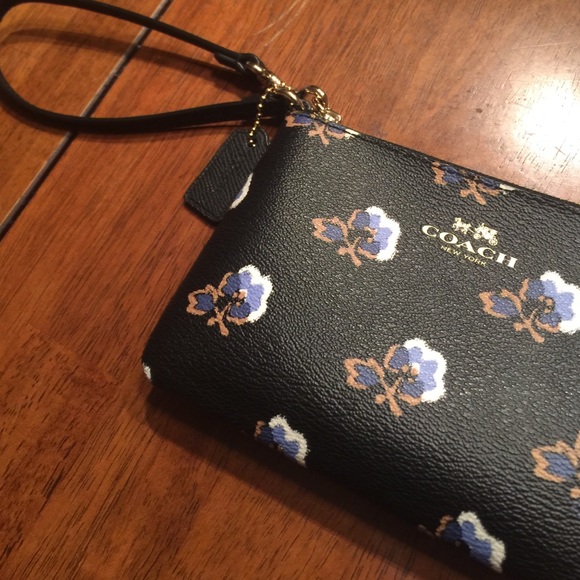 Coach wristlet ❣ON SALE❣ - Picture 3 of 4