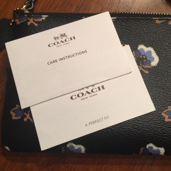 Coach wristlet ❣ON SALE❣ - Picture 4 of 4