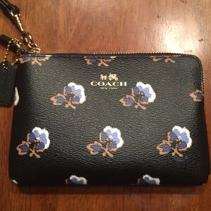 Coach wristlet ❣ON SALE❣