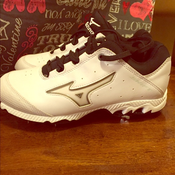 Mizuno white metal softball cleats