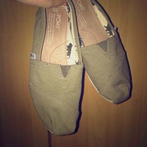 🚫SOLD‼️OLIVE TOMS SIZE 6