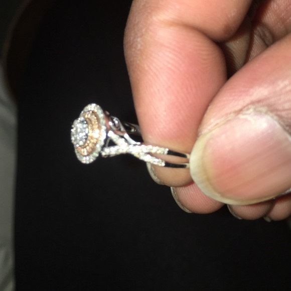 A diamond ring - Picture 2 of 3