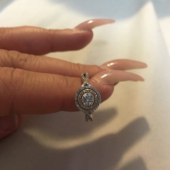 A diamond ring - Picture 3 of 3