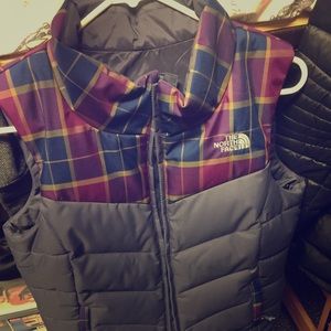 Brand new never worn women's north face vest!