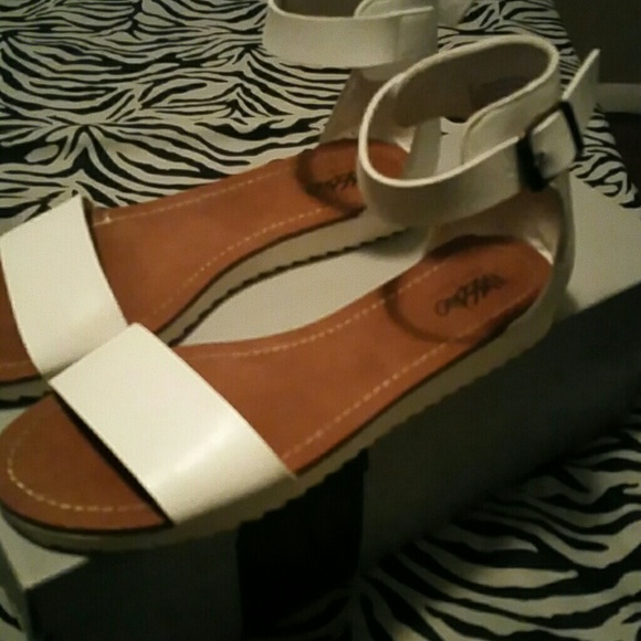 Mossimo Flats - Picture 2 of 4