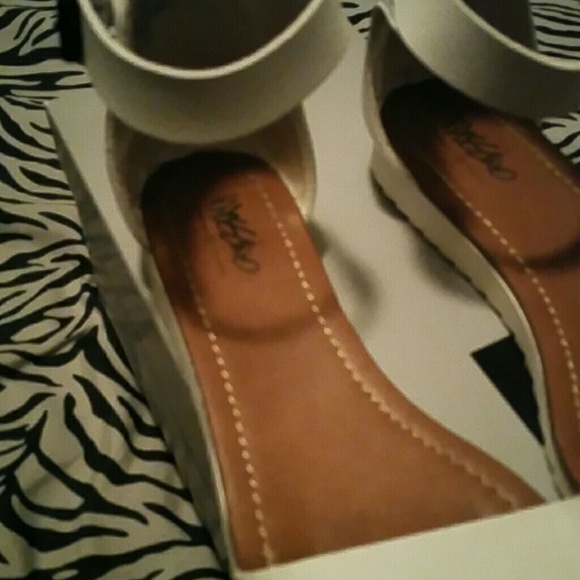 Mossimo Flats - Picture 3 of 4