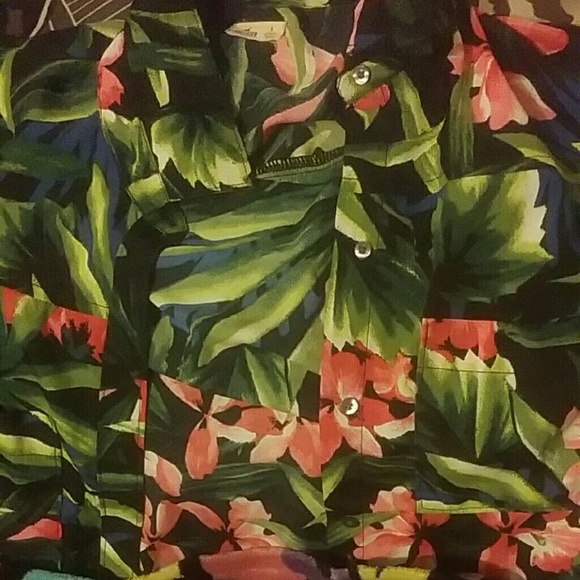 Hollister Hawaiian crop top (shirt never worn)