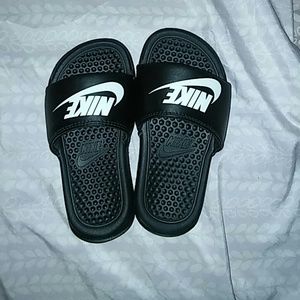 Nike 555628-002 Benassi JDI Kids Slide Sandals Bla
